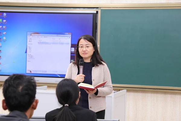 楊魯新點評。重慶市第一實驗中學供圖