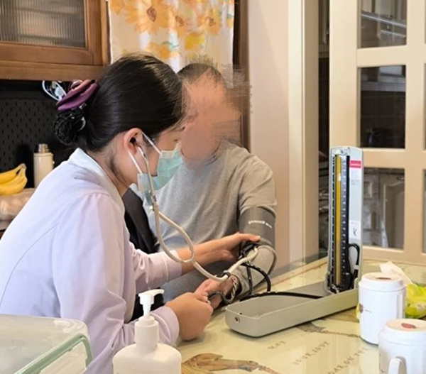 醫護人員為彭爺爺檢查身體。重慶道格骨科醫院供圖