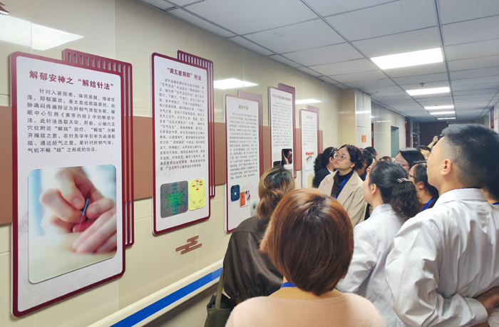 學員們正在參觀睡眠技師實訓基地。