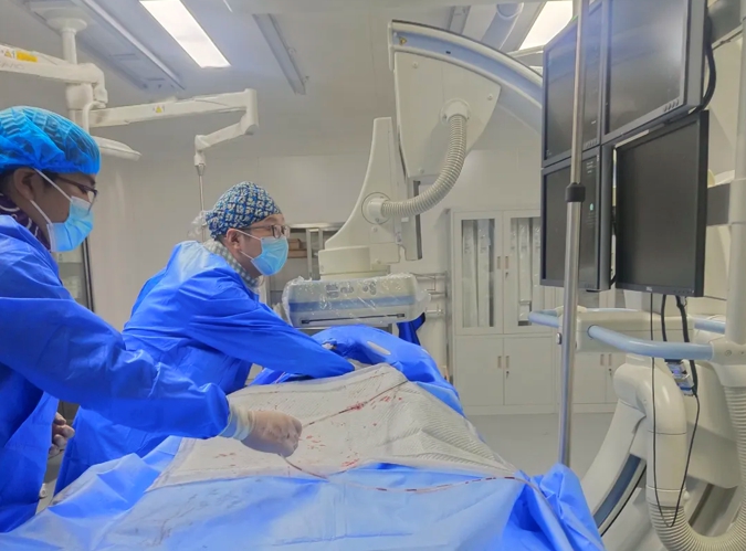 李煒團隊手術中。重慶西區醫院供圖