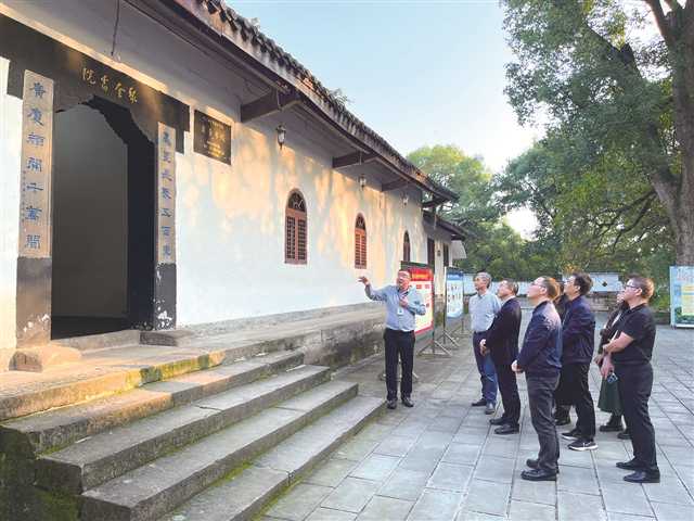 市教科院調研重慶市聚奎中學