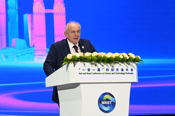 塞爾維亞科學、技術發展和創新部國務秘書米羅斯拉夫·特拉亞諾維奇致辭。鄒樂攝