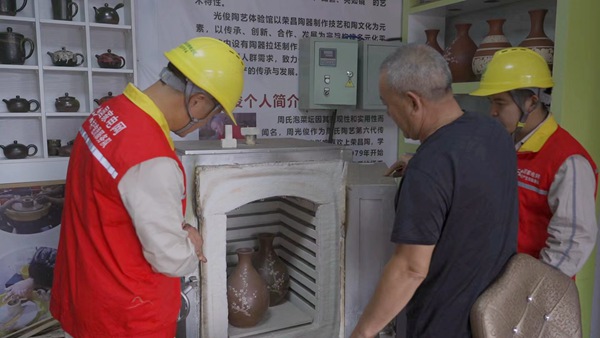 永川供電公司為企業檢查變壓器、配電柜等設備。國網重慶永川供電公司供圖