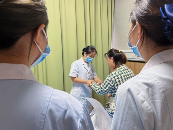 醫護查房。重慶東大肛腸醫院供圖