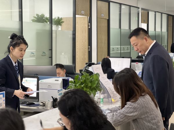 以辦事群眾“角色”檢視業務辦理。熊迪攝