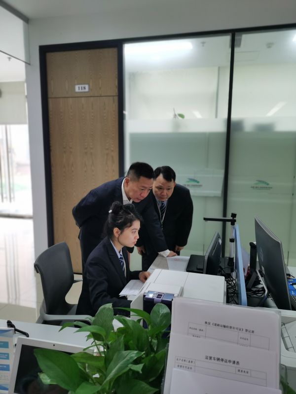 以工作人員身份查驗業務流程。熊迪攝