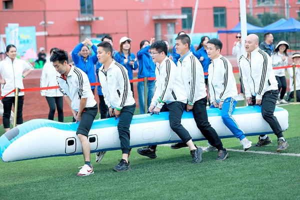 穿越軌道線。重慶軌道集團團委供圖