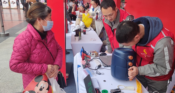 軌道技術，服務于民。重慶軌道集團團委供圖