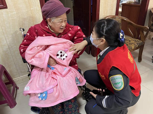 進社區慰問老人。重慶軌道集團團委供圖