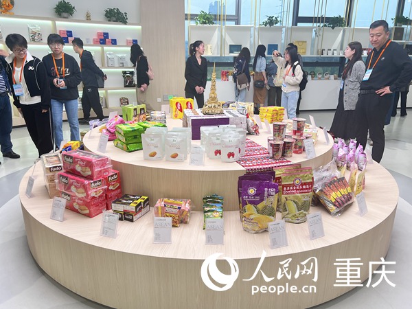 采訪團一行走進江津進出口商品展示中心。人民網記者 馮文彥攝