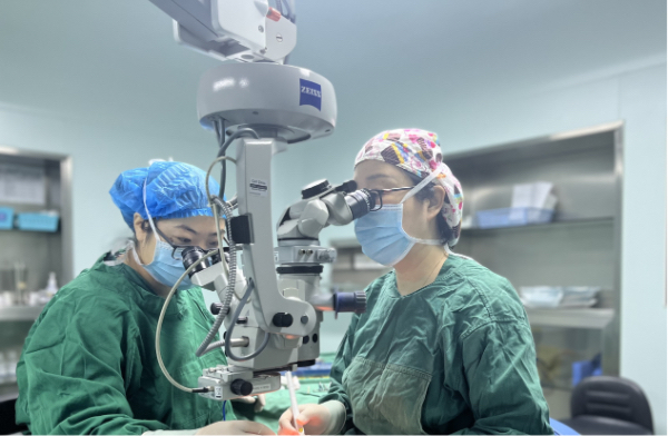 閻曉麗為患者進行手術。重慶普瑞眼科醫院供圖