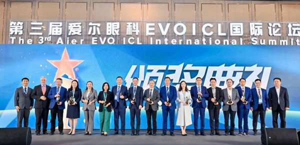 陳茂盛、彭艷麗獲杰出培訓導師獎。重慶愛爾眼科醫院總院供圖