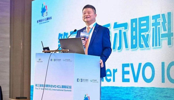 李力上臺發言。重慶愛爾眼科醫院總院供圖