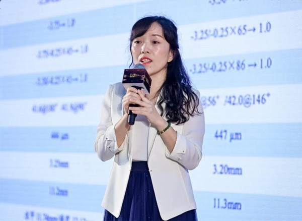 文燕上臺分享。重慶愛爾眼科醫院總院供圖