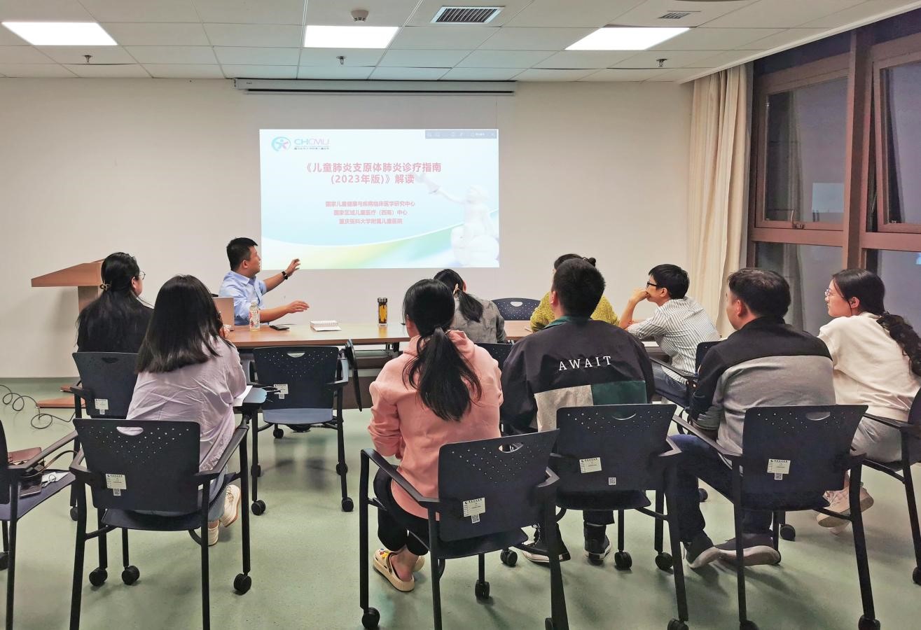 張興道召集醫護人員學習《兒童肺炎支原體肺炎診療指南（2023年版）》。重慶西區醫院供圖