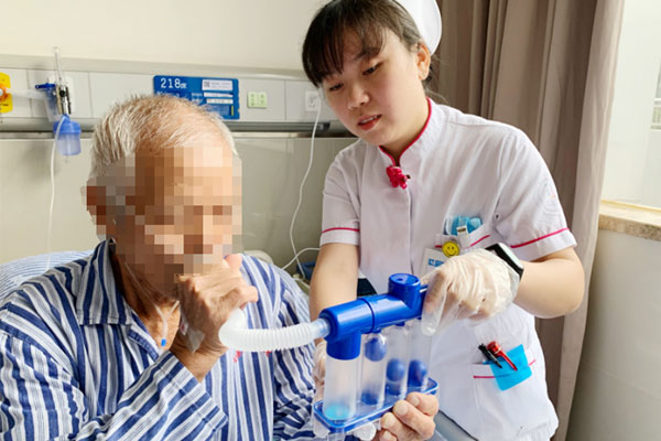 患者正在進行肺康復呼吸鍛煉。重慶醫科大學附屬第三醫院供圖