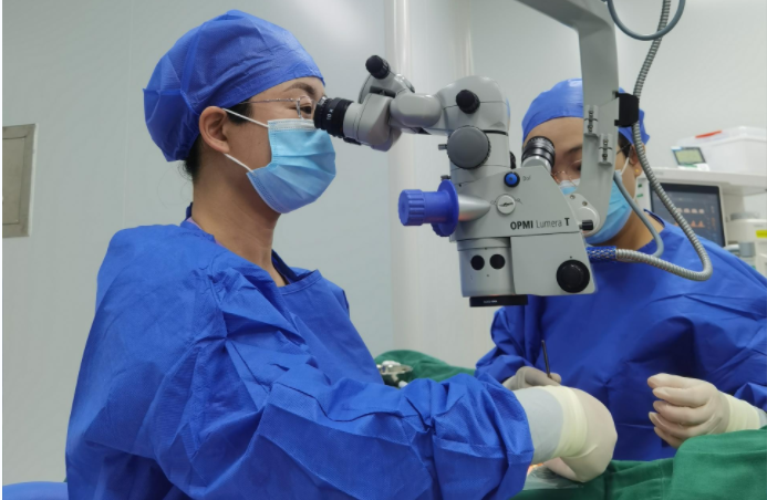 陳春梅為患兒實施斜視手術。重慶南坪愛爾眼科醫院供圖