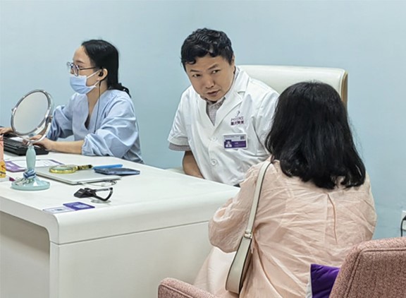 看診中。重慶美萊整形美容醫院供圖