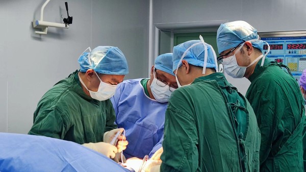 手術中。重慶道格骨科醫院供圖