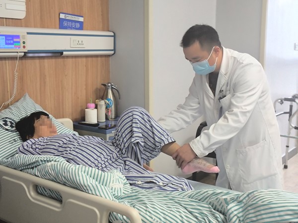 醫生查房中。重慶道格骨科醫院供圖