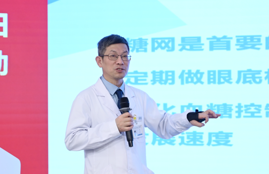 桂君民科普糖尿病眼病相關知識。重慶南坪愛爾眼科醫院供圖