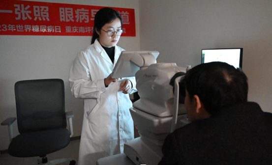 運用AI智能眼底相機為患者檢查眼底情況。重慶南坪愛爾眼科醫院供圖