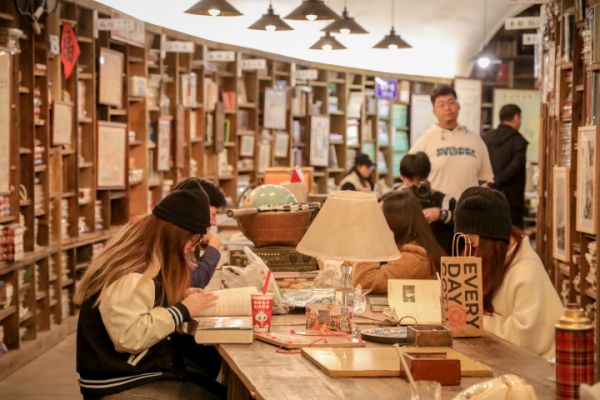 市民在軍哥書屋看書閱讀。九龍坡融媒體中心供圖