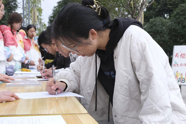 填寫獻血登記表。劉林杰攝