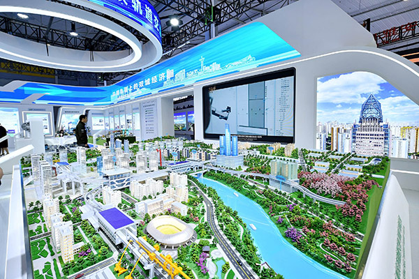 重慶軌道交通展館里的沙盤。主辦方供圖