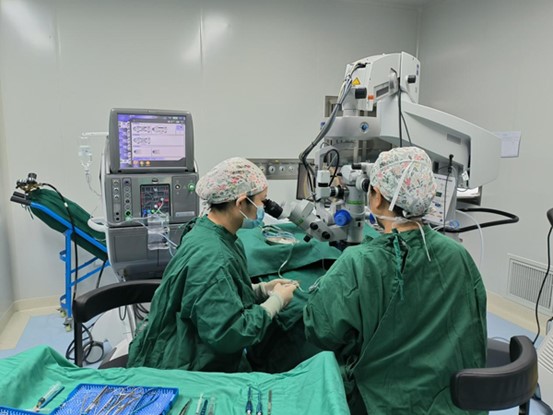 院長張學東進行手術中。華廈渝州眼科醫院供圖