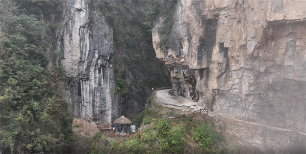 絕壁上的“天路”。中國電信供圖