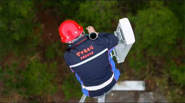 工作人員架設通信設備。中國電信供圖