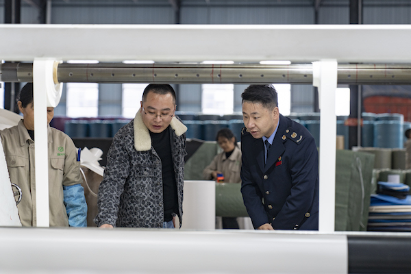 稅務工作人員走訪川渝高竹新區入駐企業。郭睿攝