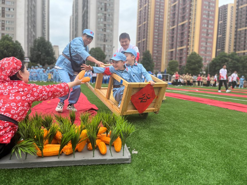 江南水岸公租房全民健身暨軍民大生產親子運動會現場。重慶市公租房管理局供圖