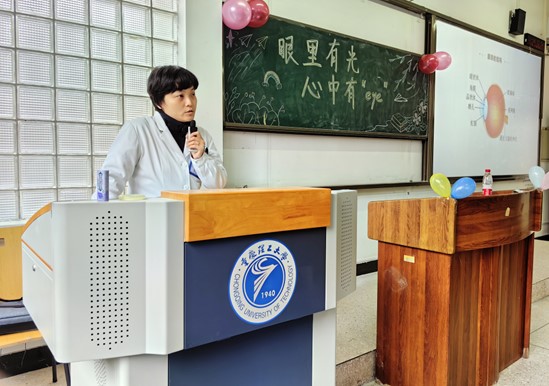 唐甜進行眼健康科普講座。重慶普瑞眼科醫院供圖