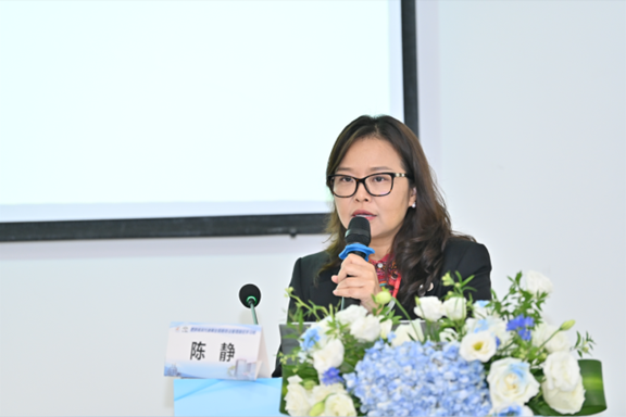 陳靜主持活動現場。重慶松山醫院供圖