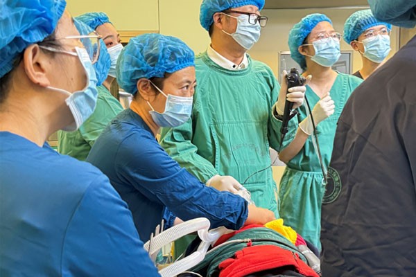 為患兒實施手術。璧山區婦幼保健院供圖