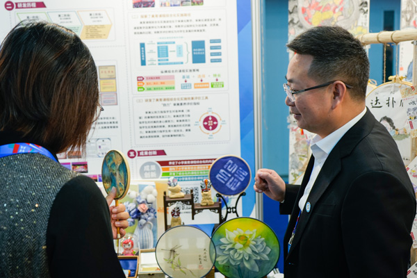 扇面畫展示。新村實驗小學教育集團供圖