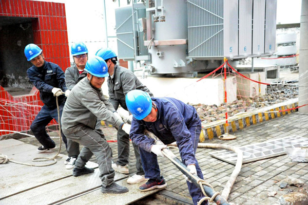 國網重慶奉節供電公司供電員工將電纜拖出舊開關柜。楊崳杰攝