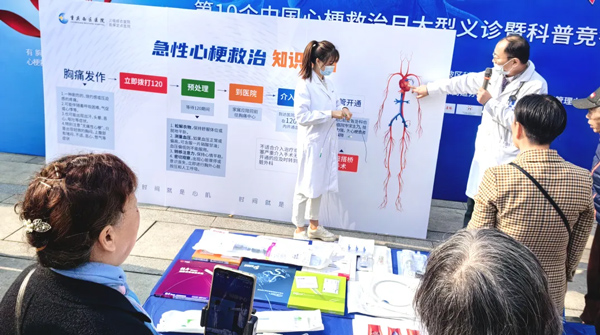 宋明寶解說介入手術過程。重慶西區醫院供圖