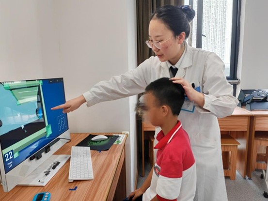 醫生帶領小朋友訓練。重慶愛爾眼科醫院總院供圖