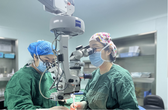 閻曉麗為患者進行手術。重慶普瑞眼科醫院供圖