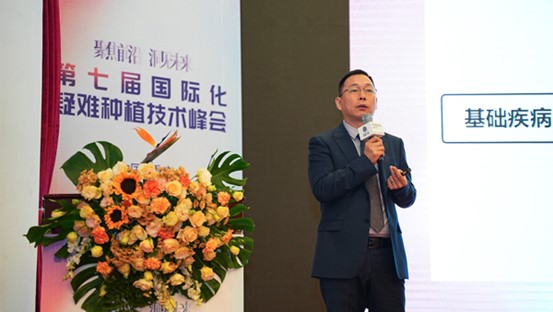 郭曉強進行科普。重慶團圓口腔醫院供圖