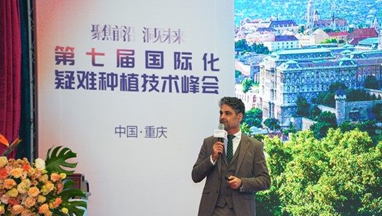 沙赫拉姆進行科普。重慶團圓口腔醫院供圖