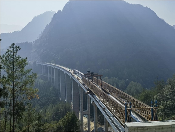 南川區人民壩至仙女洞公路黃泥洞大橋合龍。市建科院供圖