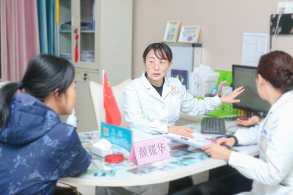 顏耀華坐診。重慶安琪兒婦產醫院供圖