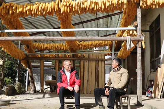 “走親戚”嘮家常。王令軍攝