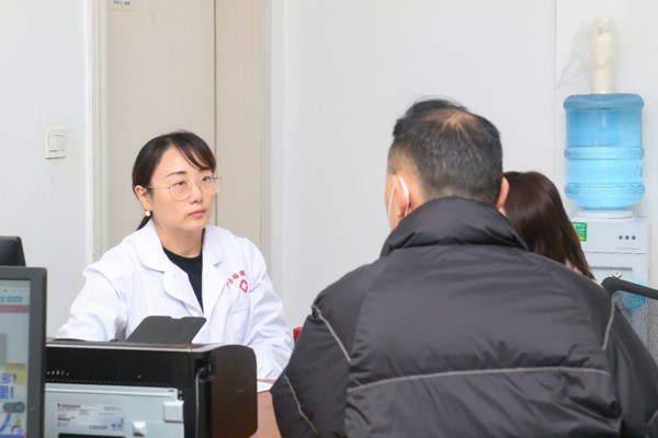 顏耀華坐診。重慶安琪兒婦產醫院供圖