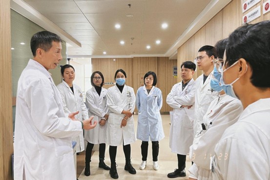 醫生進行病案分析。重慶東大肛腸醫院供圖