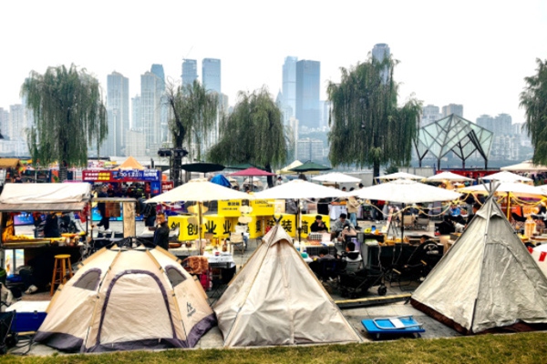 創業集裝箱集市亮相南濱路。南岸區人力社保局供圖